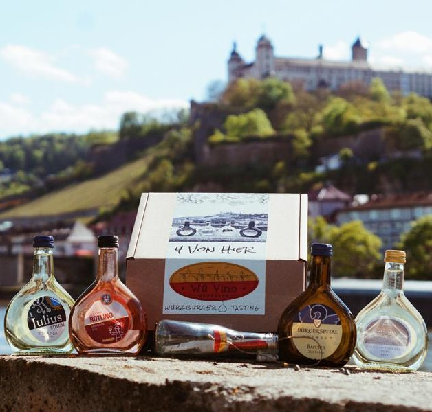 4 von Hier weinpaket mit Festung im Hintergrund